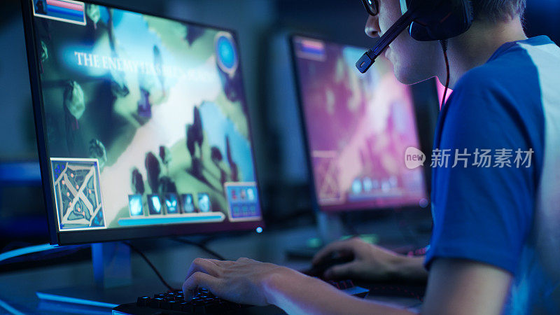 职业电竞玩家团队在网络游戏锦标赛上玩竞争性MMORPG/策略电子游戏。他们对着麦克风交谈。竞技场用霓虹灯看起来很酷。
